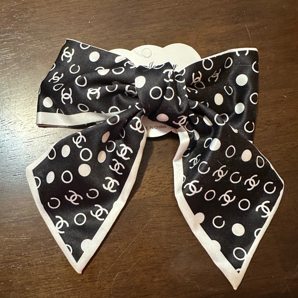 NWT hair clip.